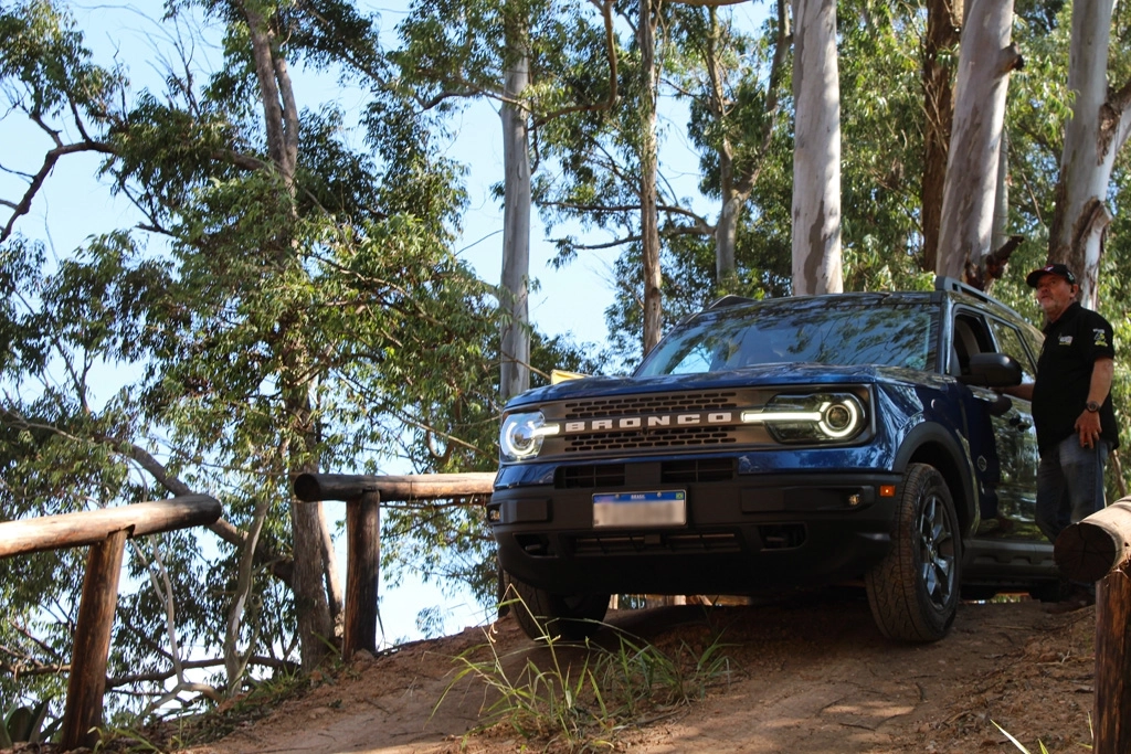 Veículo 4x4 superando trecho de lama em treinamento off-road